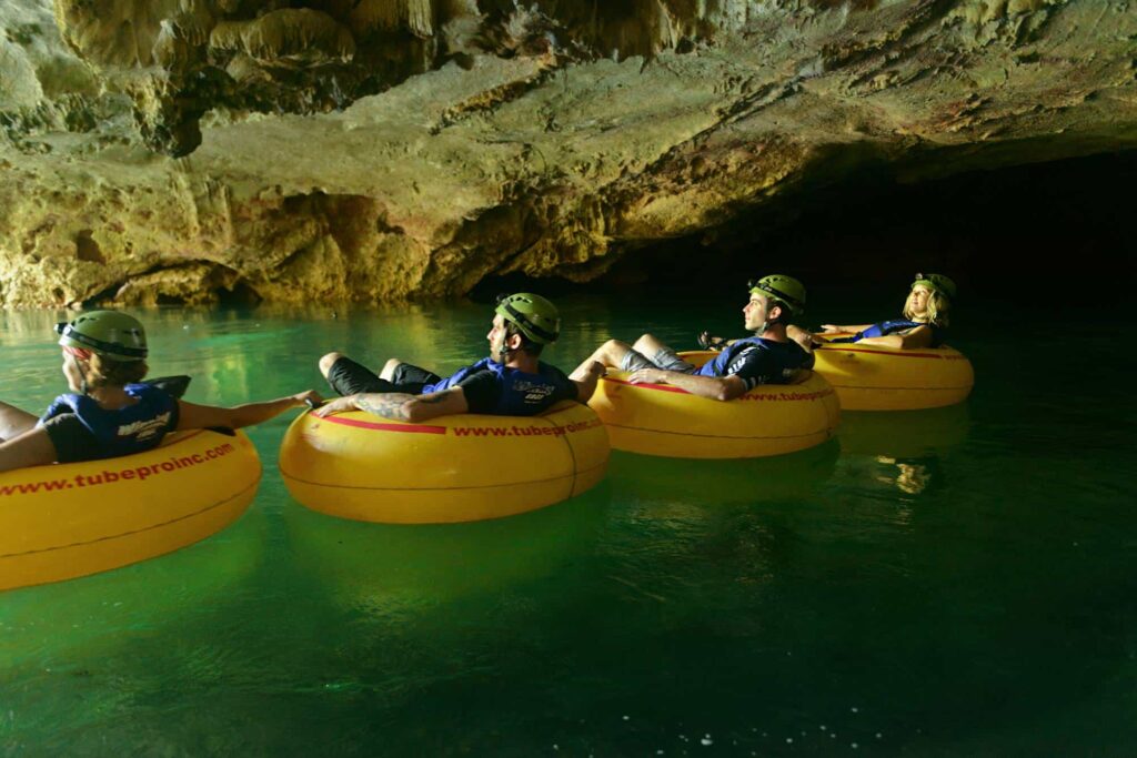 Cave tubing voyage bélize